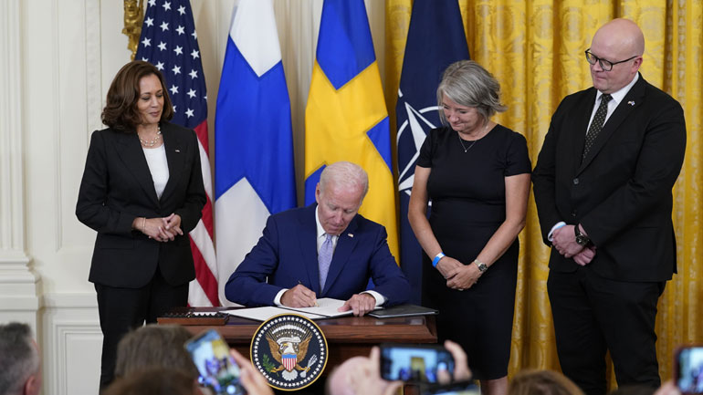 ΗΠΑ: Ο Μπάιντεν επικύρωσε την ένταξη Σουηδίας και Φινλανδίας στο ΝΑΤΟ