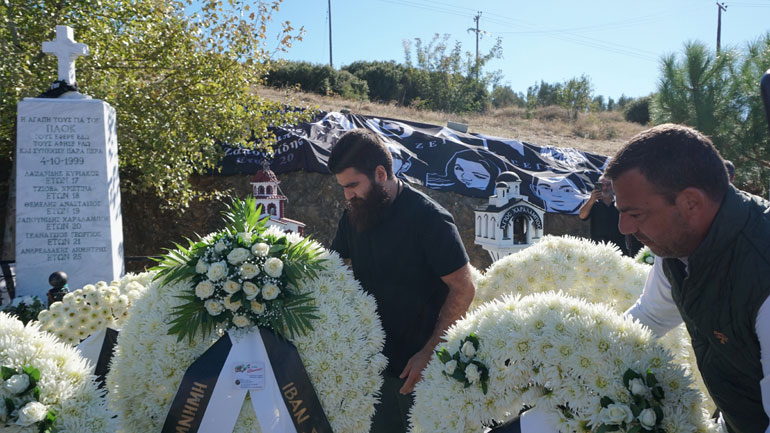 Συγκίνηση στο ετήσιο μνημόσυνο για τους έξι αδικοχαμένους φιλάθλους του ΠΑΟΚ στα Τέμπη