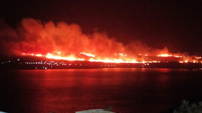 Κεφαλονιά: Ανεξέλεγκτη καίει η φωτιά στην Παλική – Βρίσκεται κοντά σε κατοικημένη περιοχή