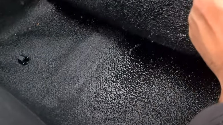 Δες γιατί βρίσκεις νερό μέσα στο αυτοκίνητο σου μετά από βροχή