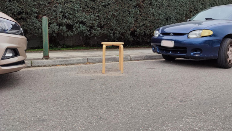 Κρατάς θέση παρκινγκ με τελάρο ή καρέκλα; 400 ευρώ πρόστιμο