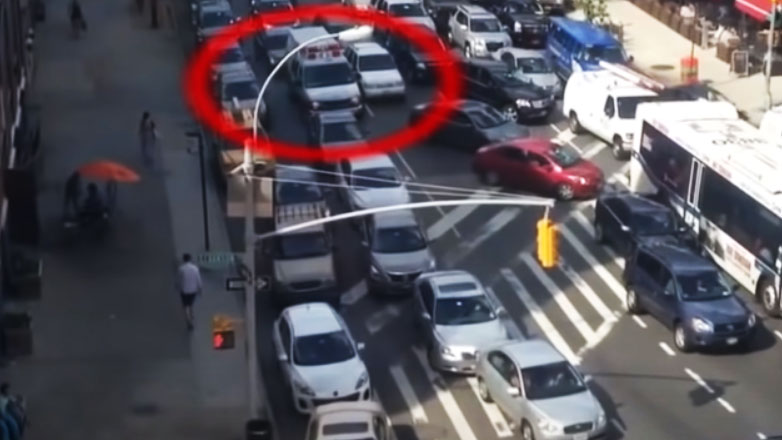 Έρχεται ασθενοφόρο – Πώς το αντιμετωπίζουν οι οδηγοί σε κάθε χώρα; (Βίντεο)