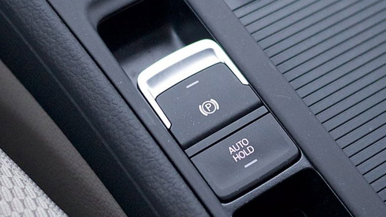 Έτσι «λύνει» το ηλεκτρικό χειρόφρενο εάν έχει μείνει από μπαταρία το αυτοκίνητο