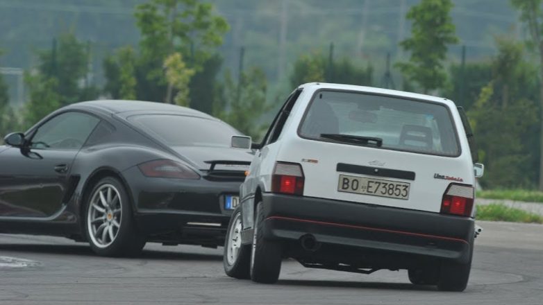 Όταν είναι χεράς ο άλλος … δεν έχει σημασία το όχημα – Δείτε ένα Uno να «καταπίνει» μία Cayman S (Βίντεο)