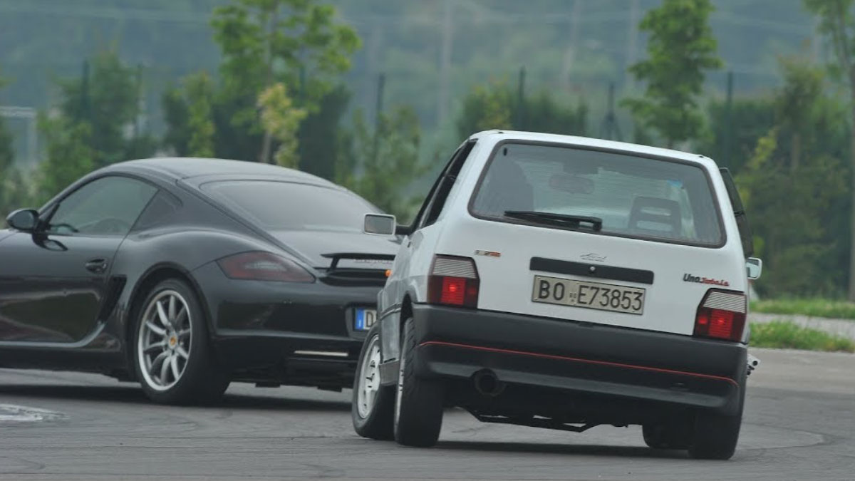 Όταν είναι χεράς ο άλλος … δεν έχει σημασία το όχημα – Δείτε ένα Uno να «καταπίνει» μία Cayman S (Βίντεο)