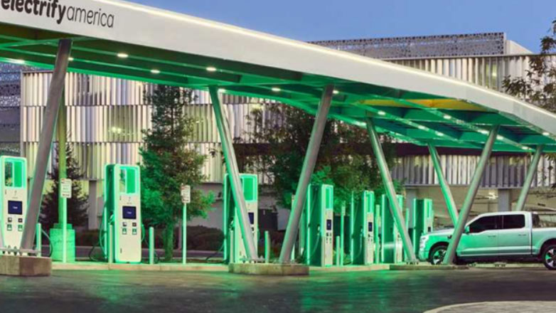 Καναδάς: Πρόστιμο σε βενζινάδικα και parking που δεν παρέχουν φορτιστές για ηλεκτρικά