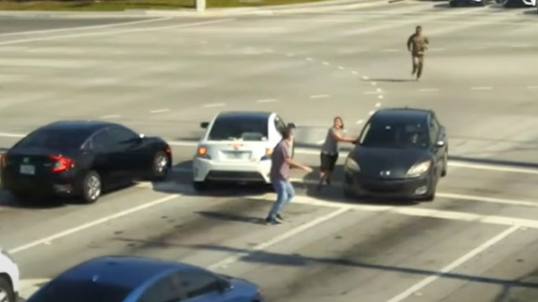 Για αυτό τα μάτια μας στο δρόμο, ακόμα και σταματημένοι στο φανάρι