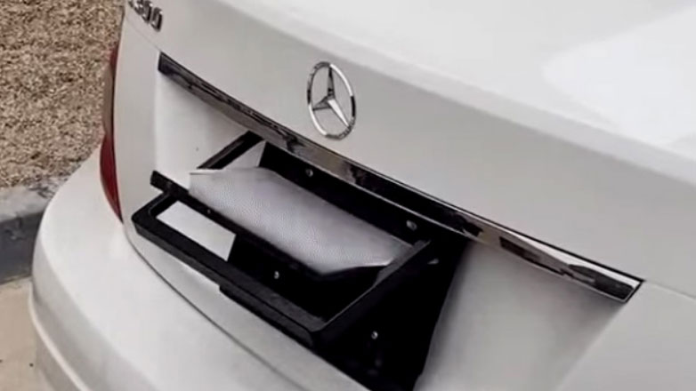 Τέτοια κόλπα, ούτε ο James Bond – Άλλαζε πινακίδα εν κινήσει με το πάτημα ενός κουμπιού