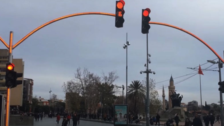 Ειδικά φανάρια LED με ολόκληρη τη κολώνα φωτιζόμενη – Γιατί δεν είναι όλα έτσι;