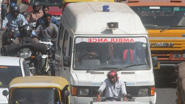 Πόσο σέβονται τα ασθενοφόρα σε κάθε χώρα; Ποιες οι αντιδράσεις των οδηγών όταν ακούν σειρήνα;