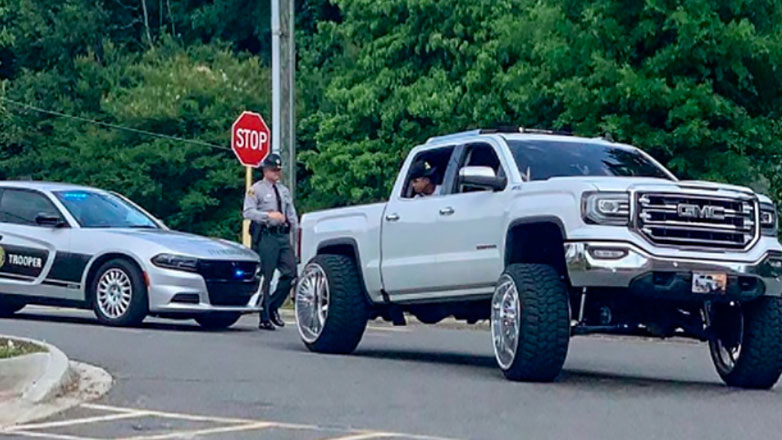 Αστυνομικοί έβγαλαν τις μεζούρες και άρχισαν να μετρούν το ύψος των αυτοκινήτων