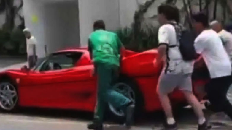 Ferrari παίρνει μπροστά μόνο σπρώχνοντας