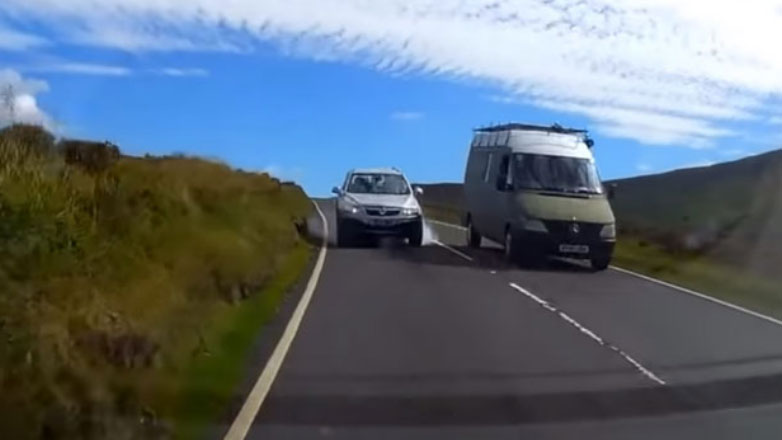 Δείτε πώς σώθηκαν από μετωπική σύγκρουση λόγω ζώνης και αερόσακων