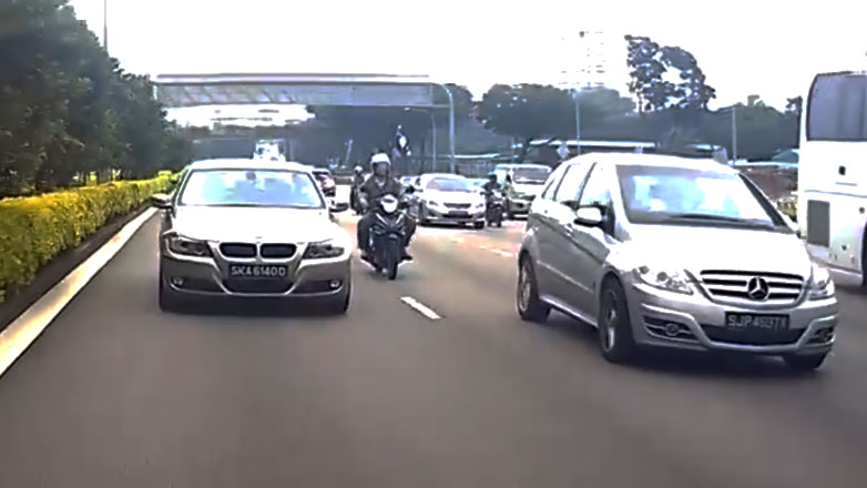 Κι όμως, ακόμα ρίχνουν μερικοί σκουπίδια στο δρόμο και στέλνουν κόσμο στο νοσοκομείο (βίντεο)