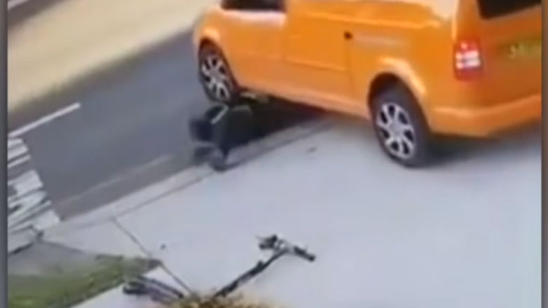 Πήγαινε “βολίδα” με το ηλεκτρικό πατίνι στο πεζοδρόμιο και βρέθηκε κάτω από φορτηγό