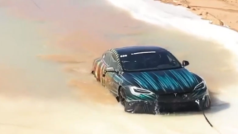 Με τι κόστος “κολυμπάει” το Tesla Model S Plaid; (Βίντεο)