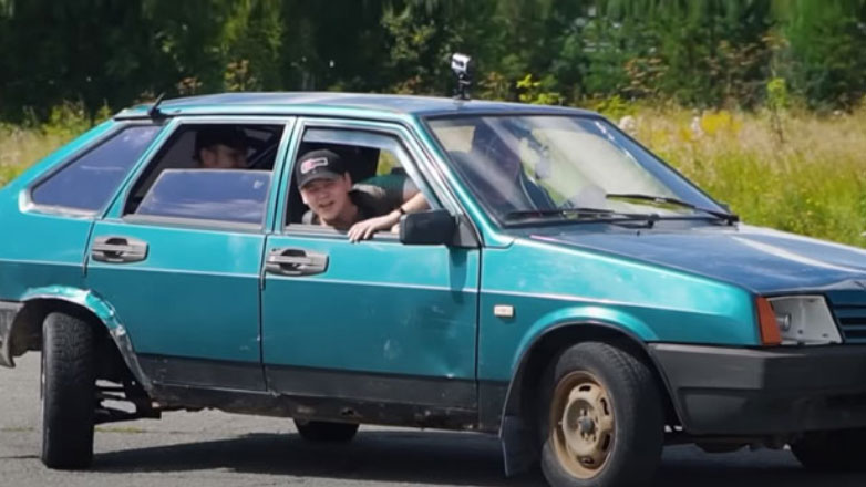 Ένα τιμόνι για κάθε ρόδα; Και όμως το έφτιαξαν και ήταν άκρως διασκεδαστικό (Βίντεο)