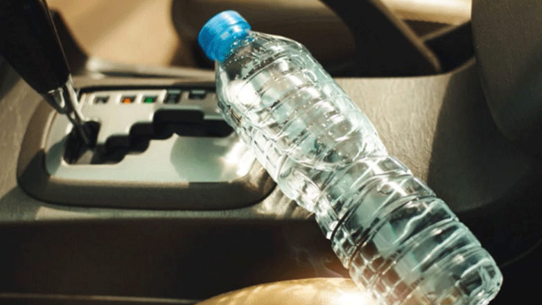 SOS: Γιατί δεν αφήνουμε μπουκάλι του νερού μέσα στο αυτοκίνητο, σε περίοδο καύσωνα – Δείτε γιατί (Βίντεο)