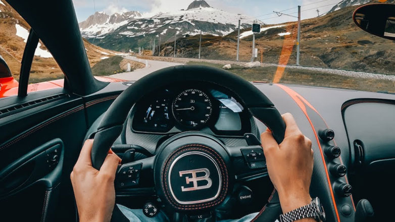 Αυτή είναι η αίσθηση οδηγώντας ένα αυτοκίνητο 3.3 εκατ. ευρώ με ιπποδύναμη 1.500 ίππων (Βίντεο)