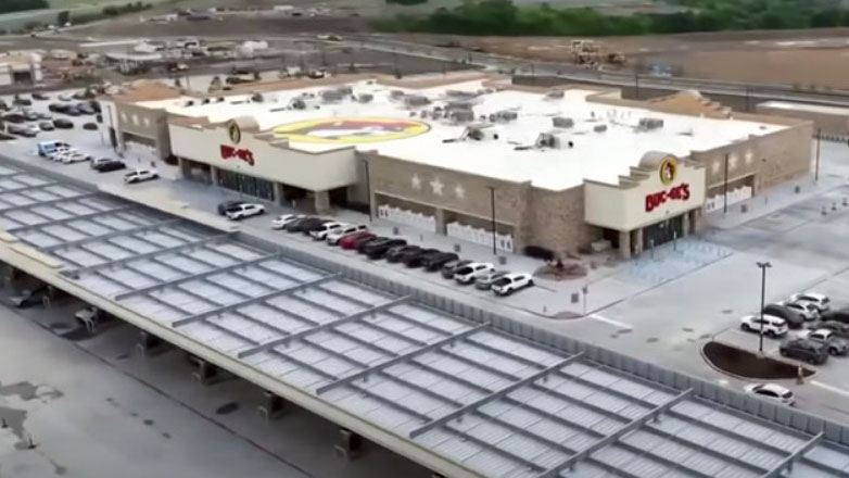 Μπορείτε να μαντέψετε πόσες αντλίες έχει το μεγαλύτερο βενζινάδικο στον κόσμο; (Βίντεο)