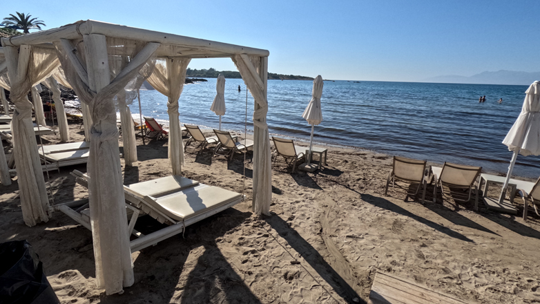 Η αναφορά της Daily Mail στο κίνημα για τις ελεύθερες παραλίες