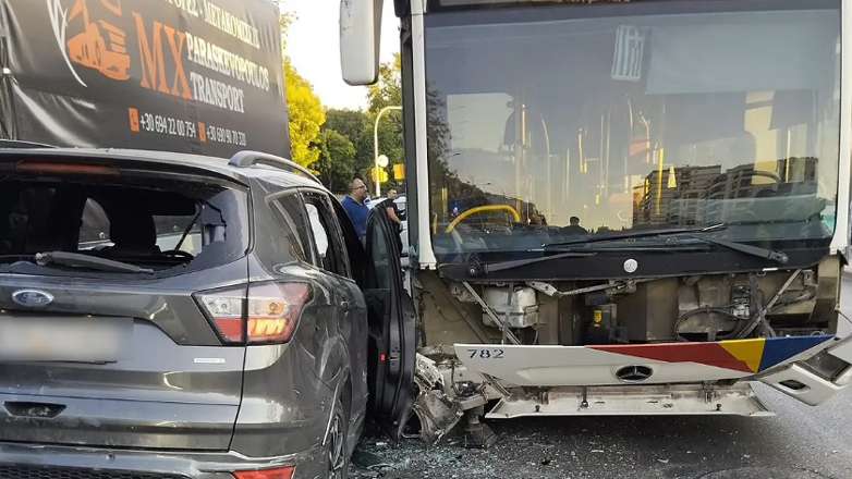 Επεισοδιακή καταδίωξη στη Θεσσαλονίκη: Κλεμμένο ΙΧ σφήνωσε ανάμεσα σε αστικό του ΟΑΣΘ και φορτηγό