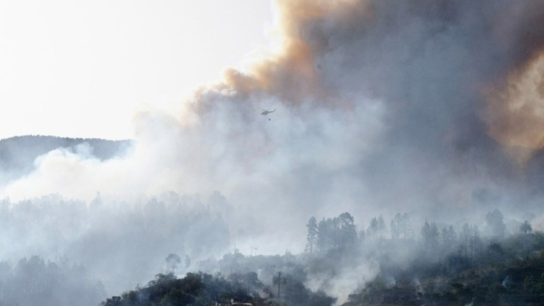 Ισπανία: Πυρκαγιά καίει δασική έκταση στην Ανδαλουσία – Εκκενώθηκαν κατοικίες