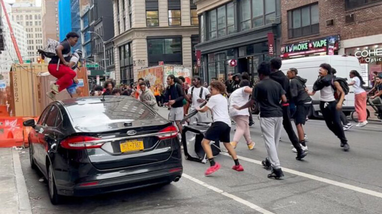 Influencer προκάλεσε χάος στη Νέα Υόρκη – Έταξε δωρεάν υπολογιστές και PS5!