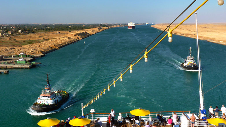 Διώρυγα του Σουέζ: Ένας νεκρός από τη σύγκρουση ρυμουλκού σκάφους με υγραεριοφόρο δεξαμενόπλοιο