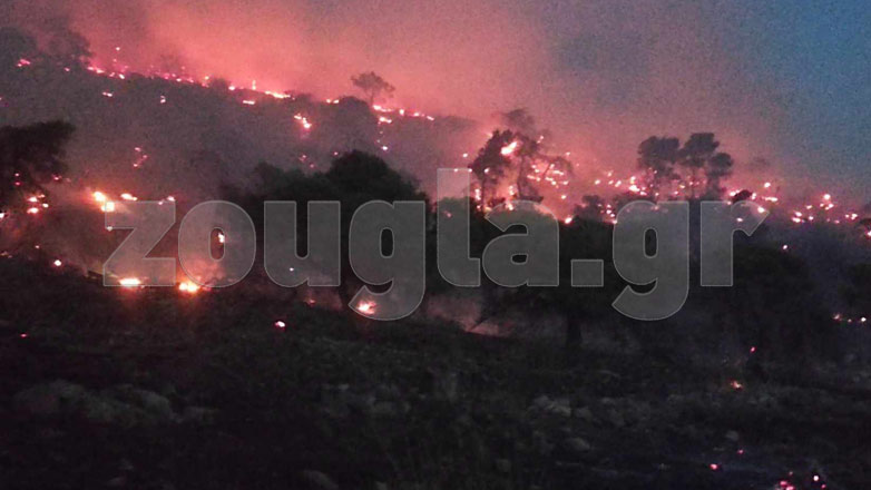 Εκτός ελέγχου η πυρκαγιά στο Σοφό Ασπροπύργου