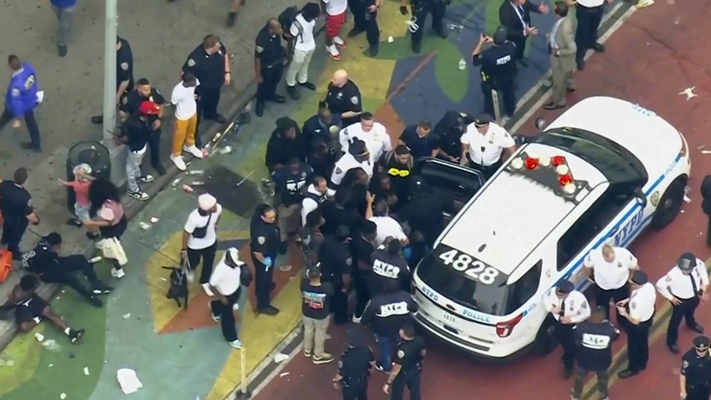 Νέα Υόρκη: Για «υποκίνηση ταραχών» κατηγορείται ο influencer Κάι Σένατ – Συγκρούσεις νεαρών με την αστυνομία