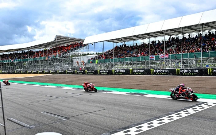 Ο A. Espargaro παίρνει τη νίκη από τον Bagnaia στο τέλος του Βρετανικού GP Ο A. Espargaro παίρνει τη νίκη από τον Bagnaia στο τέλος του Βρετανικού GP