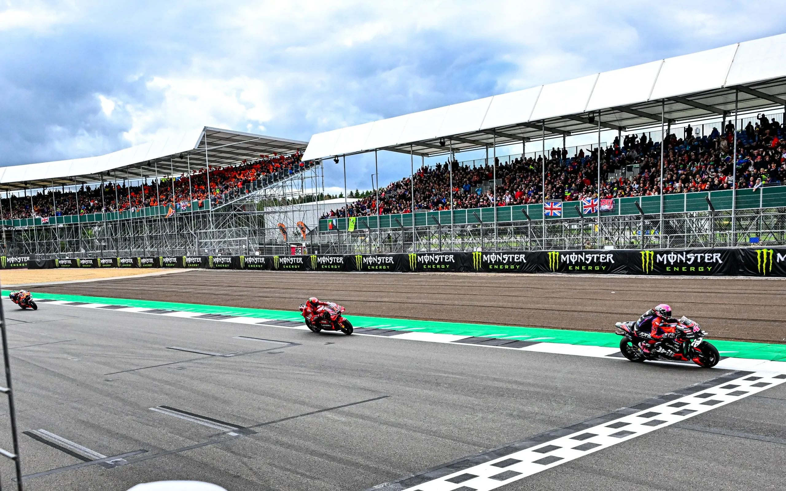 Ο A. Espargaro παίρνει τη νίκη από τον Bagnaia στο τέλος του Βρετανικού GP