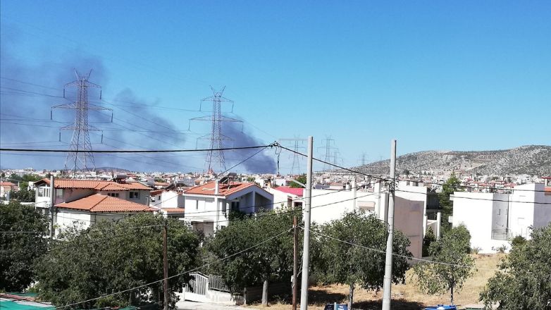 Πυρκαγιά σε λάστιχα κοντά σε βιομηχανικό χώρο στον Ασπρόπυργο