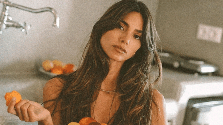 Η Ηλιάνα Παπαγεωργίου απολαμβάνει topless τα φρούτα του καλοκαιριού