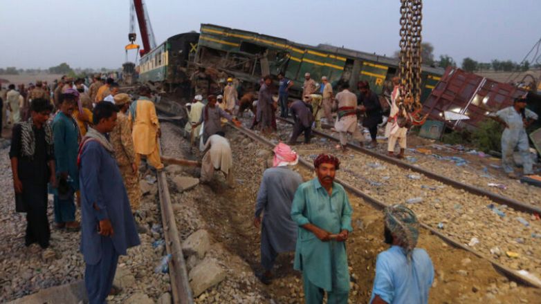 Πακιστάν: Τουλάχιστον 30 νεκροί και 80 τραυματίες από τον εκτροχιασμό επιβατικού τρένου