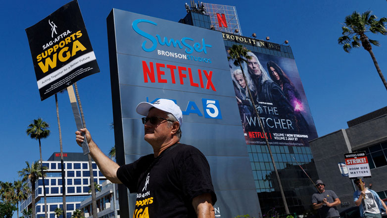 Χόλιγουντ: Σεναριογράφοι και εκπρόσωποι των στούντιο συναντήθηκαν αλλά δεν διαφαίνεται ο τερματισμός της απεργίας