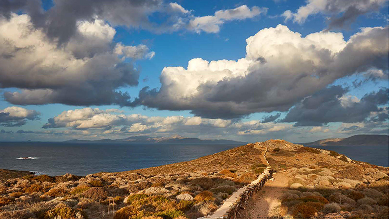 Ίος: Κάλεσμα για διακοπές με πολιτισμό, τέχνες και δραστηριότητες