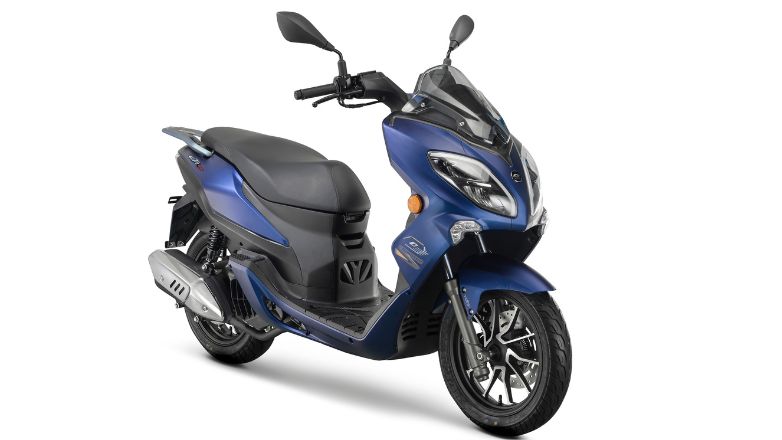 QJMOTOR CTR 125 L/C 4V ABS Πρακτικό και πλούσια εξοπλισμένο