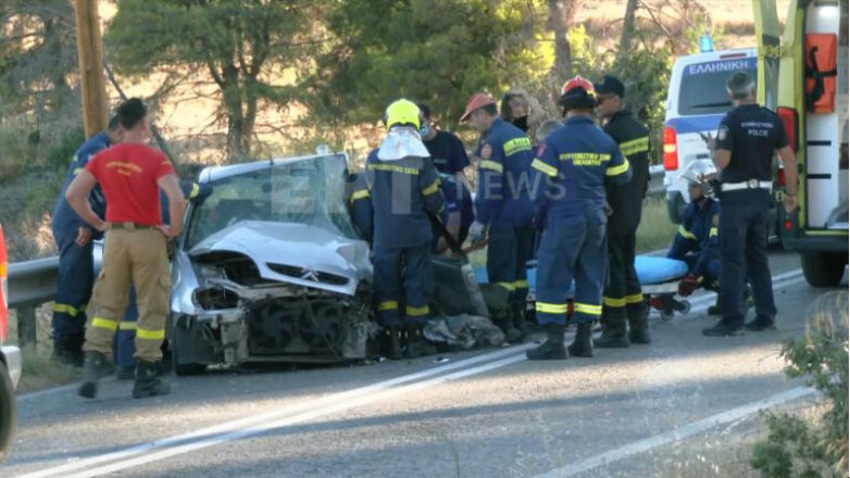 Σοβαρό τροχαίο στη λεωφόρο Μαραθώνος – Η Πυροσβεστική απεγκλώβισε μία γυναίκα