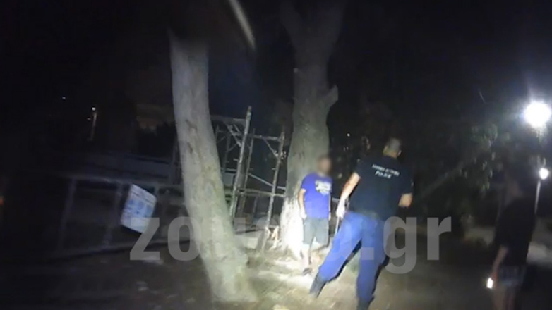 Νέα Χαλκηδόνα: Η στιγμή που οι αστυνομικοί περνούν χειροπέδες σε άνδρα που κατηγορείται για ενδοοικογενειακή βία