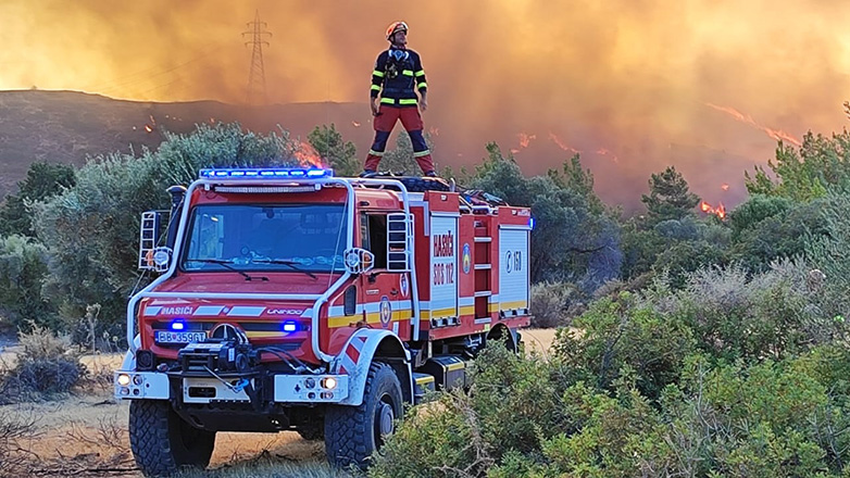 «Σας ευχαριστώ που βάλατε τα δυνατά σας στις φωτιές» – Κορίτσι από τη Ρόδο δώρισε μια ζωγραφιά στους Σλοβάκους πυροσβέστες