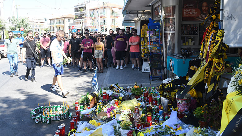 Νέα Φιλαδέλφεια: Λουλούδια στο σημείο της δολοφονίας του Μιχάλη άφησε αντιπροσωπεία της ΚΝΕ