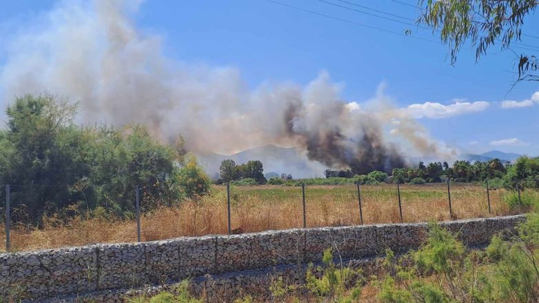 Πυρκαγιά στον Σχοινιά Μαραθώνα: Aπειλούνται σπίτια – Απομακρύνονται προληπτικά κάτοικοι