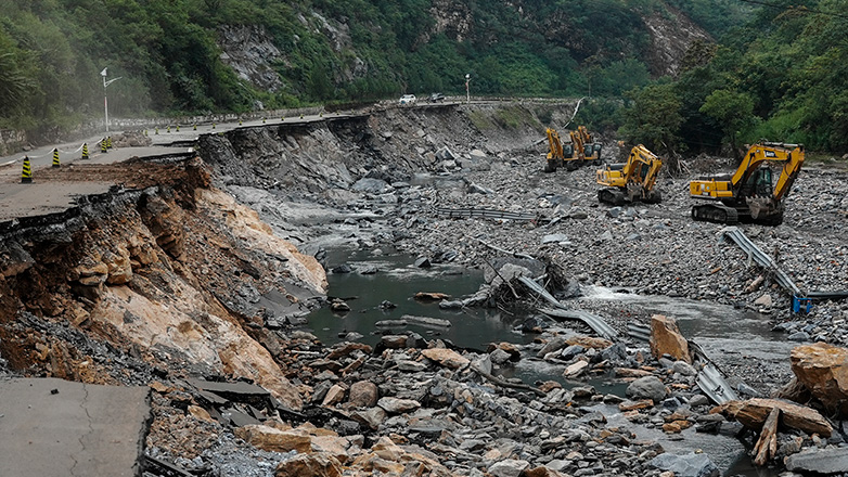 Παρασύρουν αυτοκίνητα και ανθρώπους οι πλημμύρες στην Κίνα – Συγκλονιστικά βίντεο