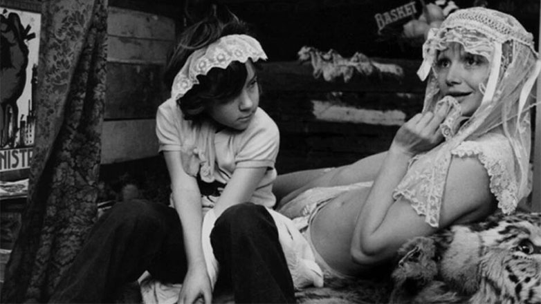 «Sweet Movie»: Η σουρεαλιστική ταινία του Ντούσαν Μακαβέγιεφ σε επανέκδοση