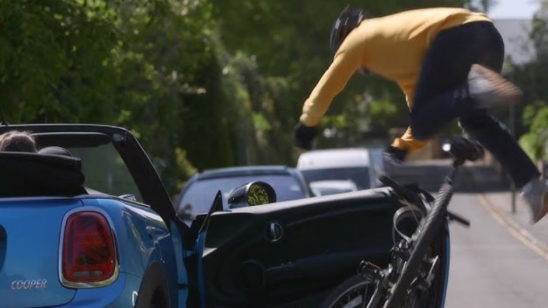 «Ολλανδική λαβή»: Ο ασφαλέστερος τρόπος να ανοίγουμε την πόρτα του αυτοκινήτου