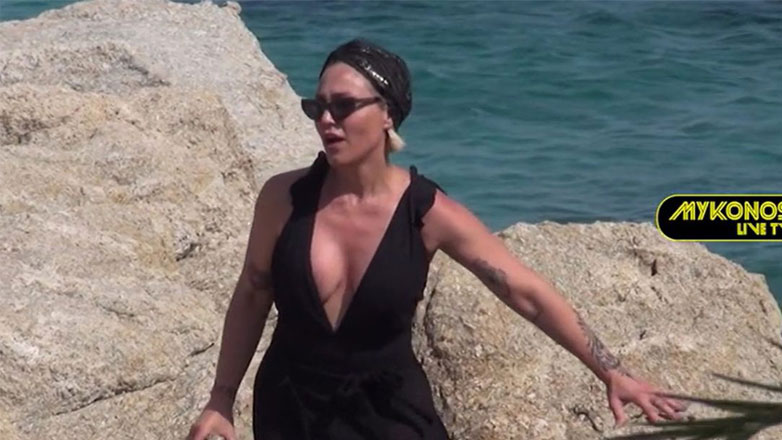 Με sexy και ροκ διάθεση στη Μύκονο η Πηνελόπη Αναστασοπούλου