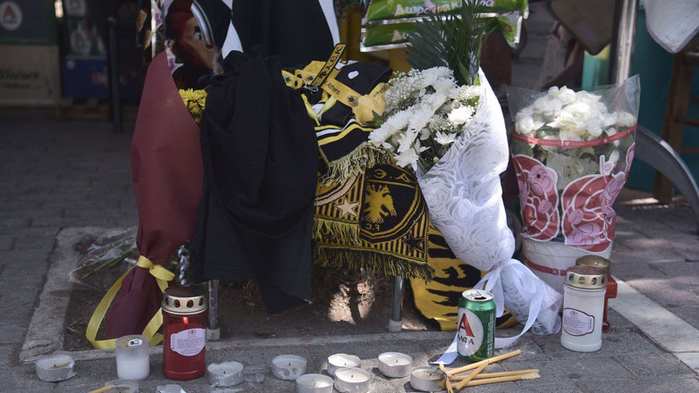 Φίλαθλος του Ολυμπιακού άφησε λουλούδι για τον αδικοχαμένο Μιχάλη