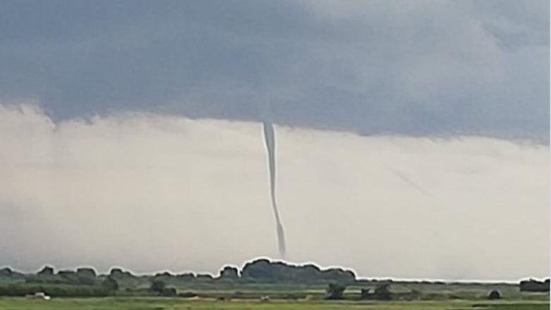 Υδροσίφωνας κοντά στο Αιγίνιο Πιερίας – Εντυπωσιακή φωτογραφία από το σπάνιο φαινόμενο